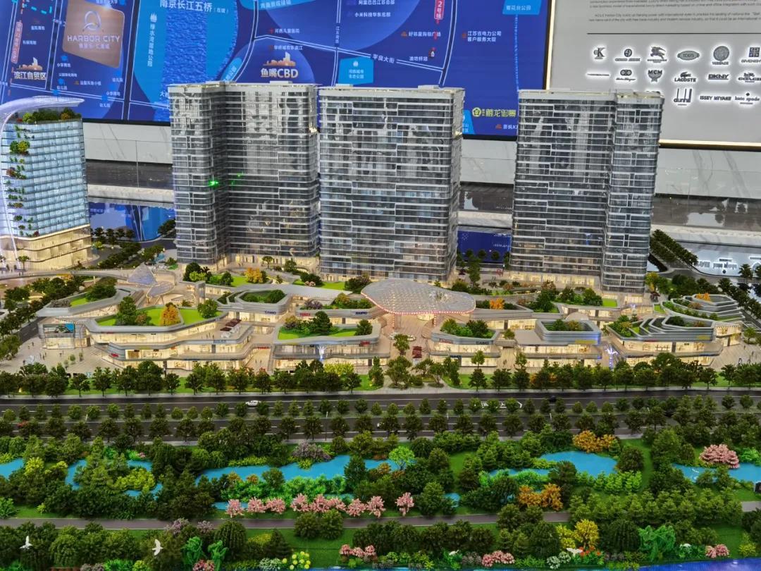 雅居乐汇港城位于南京市浦口区滨江大道与虎桥路交汇处,在国家级江北